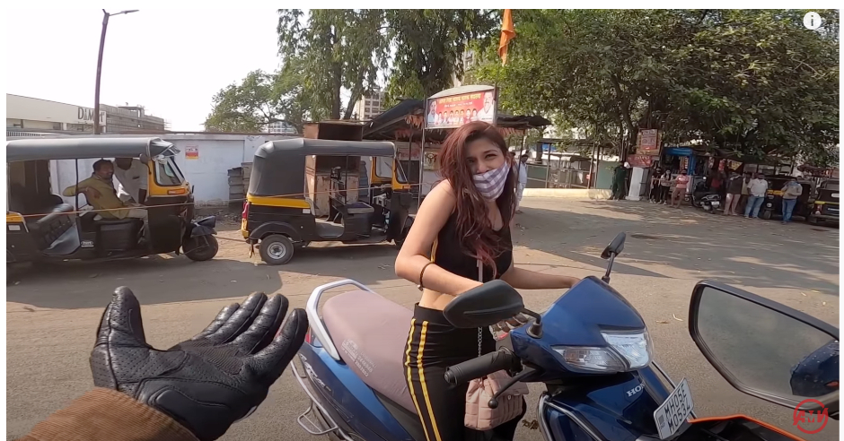 Video : Girl on Honda Activa showed middle finger to KTM Biker