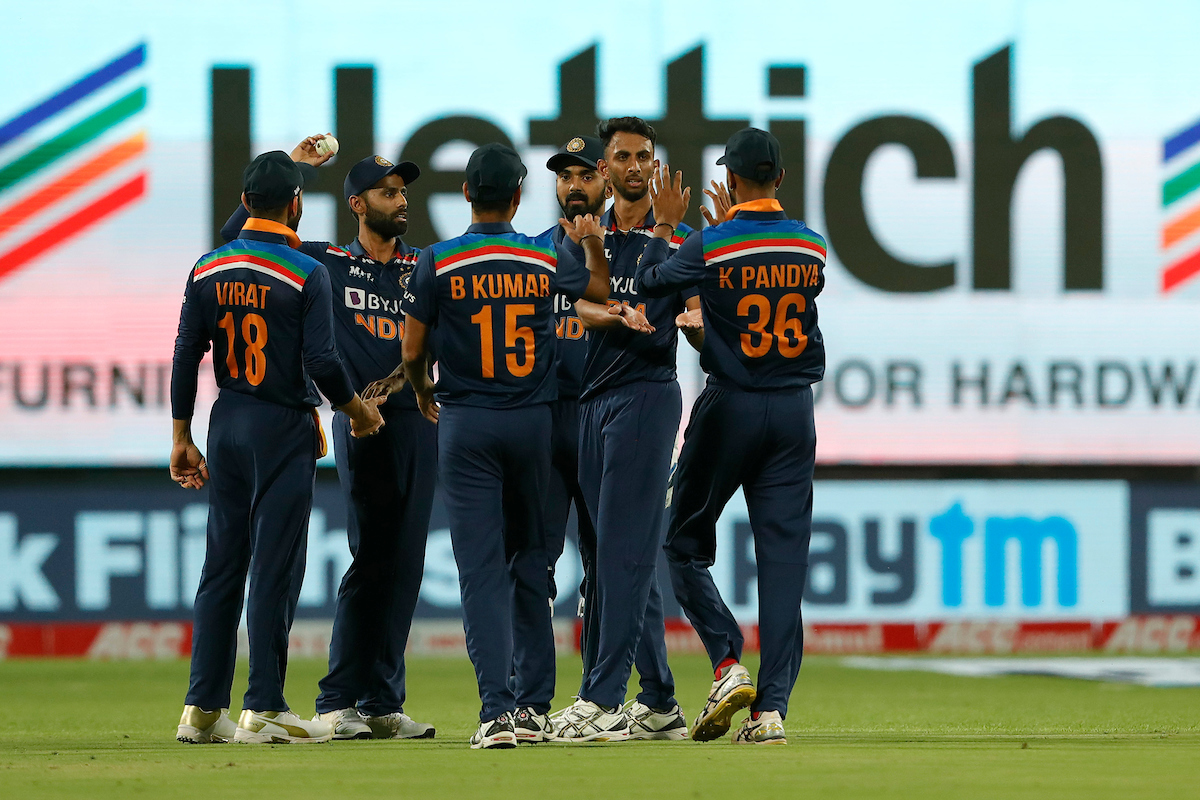 Kohli praise on Dhawan for batting in toughest phase in 1st ODI