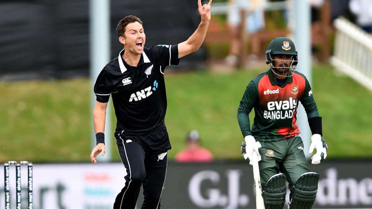 trent boult pulls off a one-handed catch and video gone viral