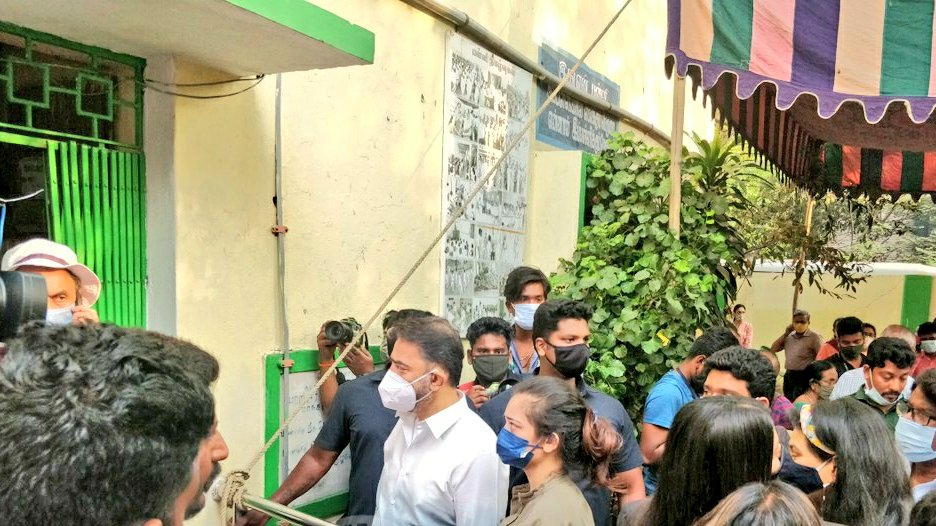 Kamal Haasan and daughters Shruti and Akshara’s selfie amidst casting their TN election votes for 2021 is going viral