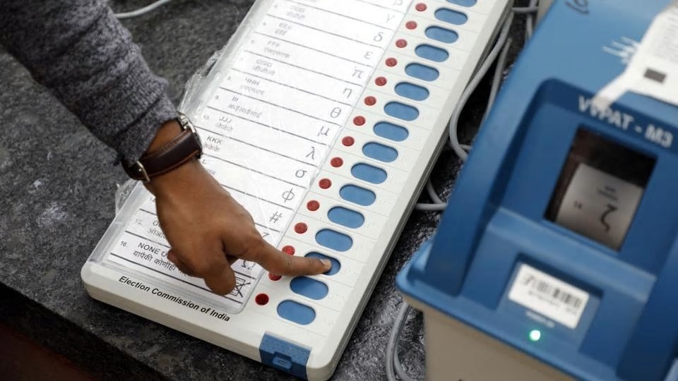 Chennai Besant Nagar Voter caste his vote like Sarkar Vijay style