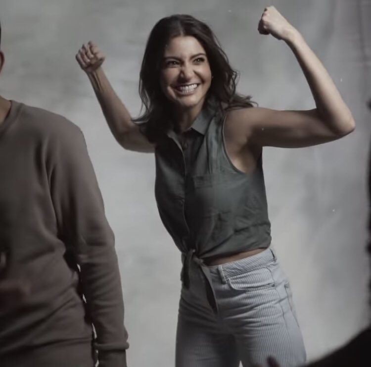 Fans stunned as Anushka Sharma lifts her hubby Virat Kohli effortlessly; viral video