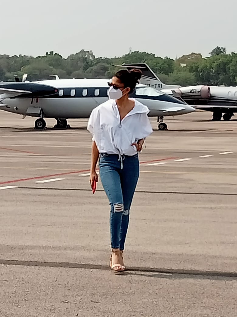 Lady Superstar Nayanthara lands in style for Superstar Rajinikanth’s Annaatthe shoot; viral pics