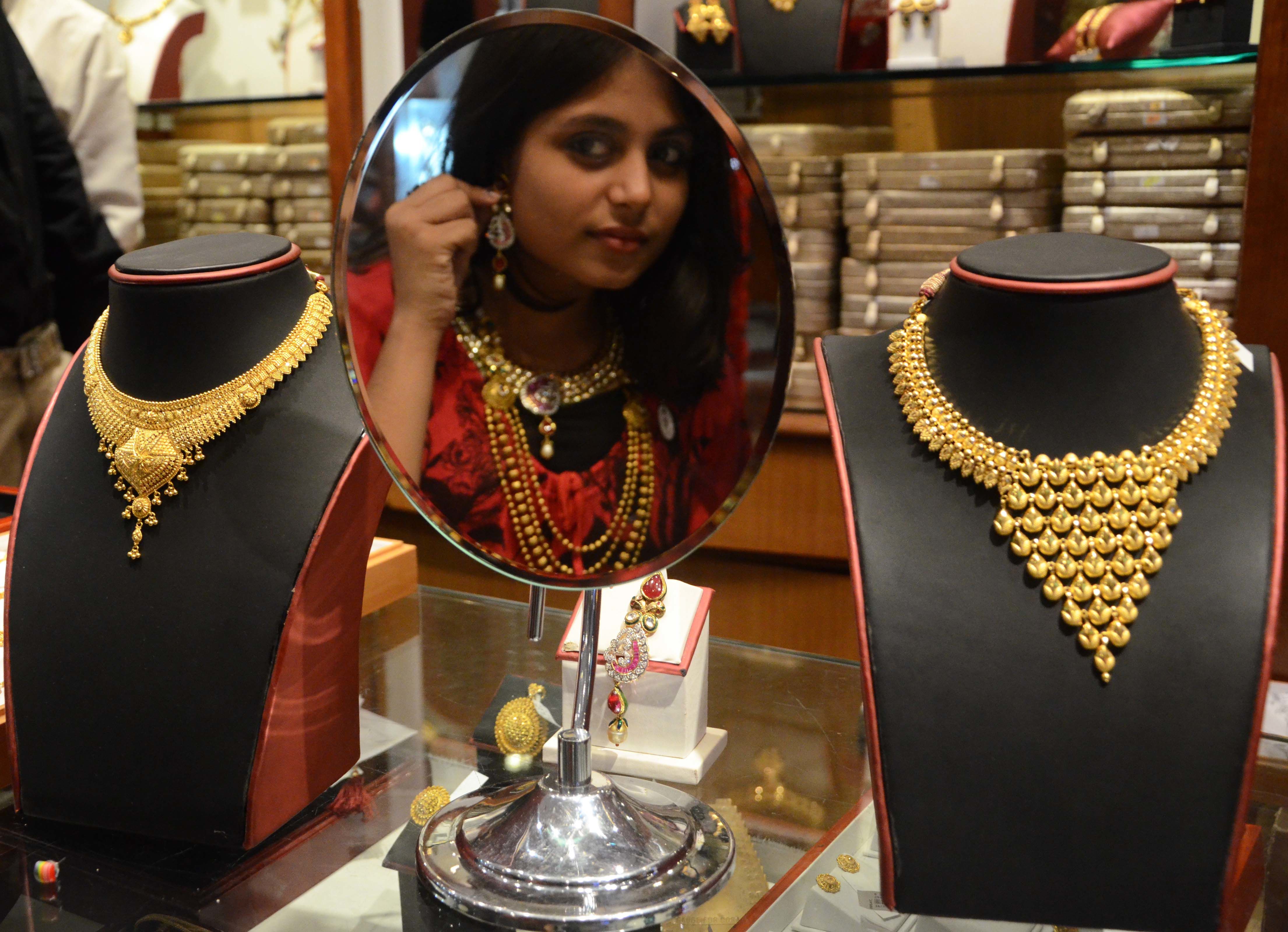 Gold Prices See a Decline, Silver on the Rise