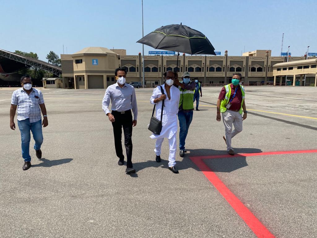 Superstar Rajinikanth returns to Chennai after completing Annaatthe shooting; viral video