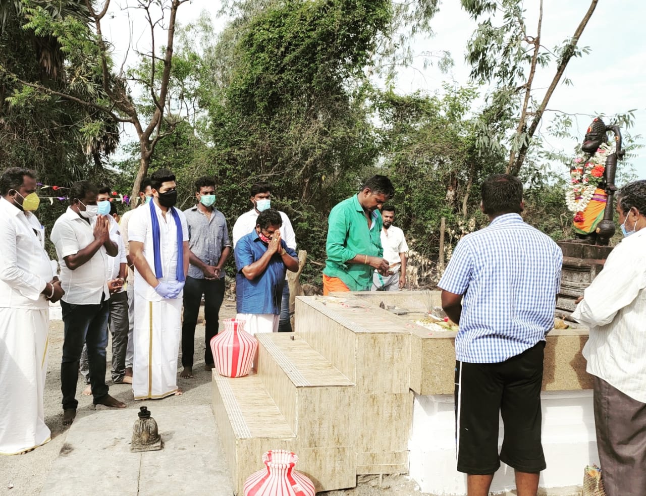 vijay fans arranges water and food for monkeys heartfelt pics 