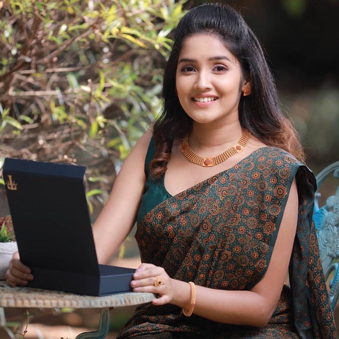 Viswasam fame actress Anikha opens up about receiving scary proposals; viral video