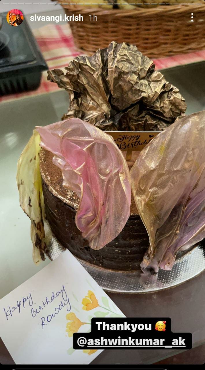 Ashwin surprises Sivaangi with a special birthday gift, shared pic goes viral