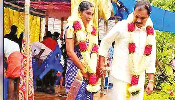 Kerala : Unique wedding set upon junkar after bride's house flooded