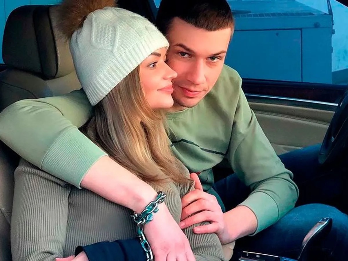 Ukrainian couple break up after being handcuffed together for 123 days