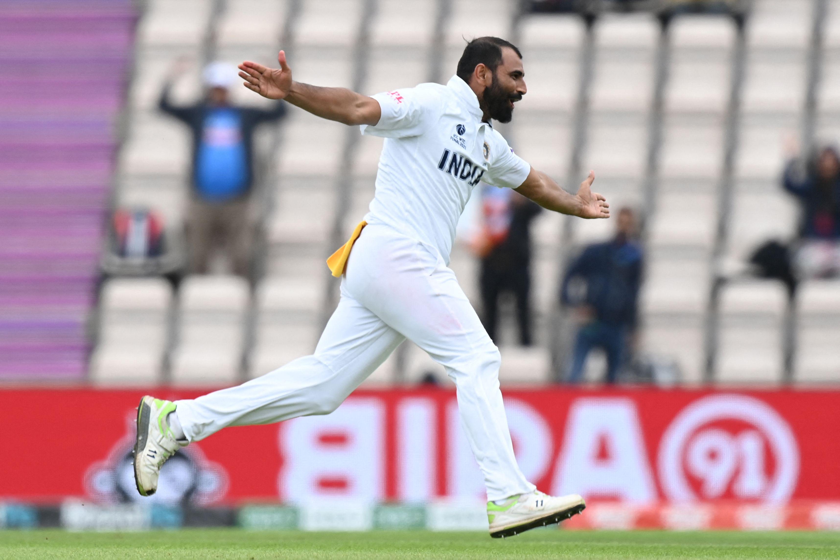 Mohammed Shami wraps himself in towel at boundary line