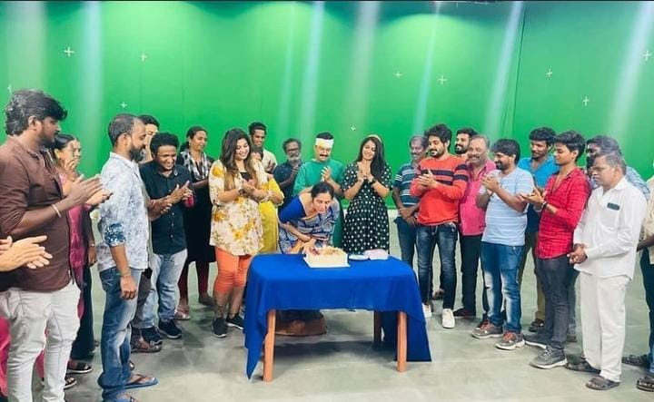 Viral pics from Devayani's Birthday celebrations at the sets of Pudhu Pudhu Arthangal