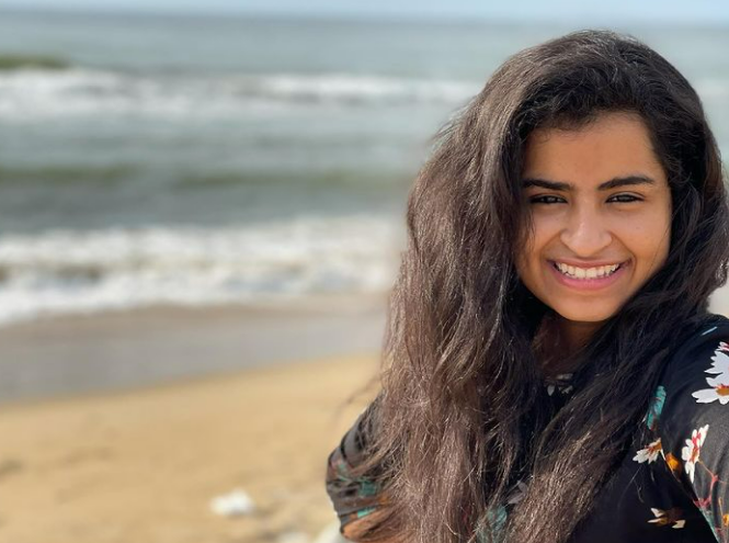 TRENDING: Sivaangi recreates childhood pic with family! Don't miss