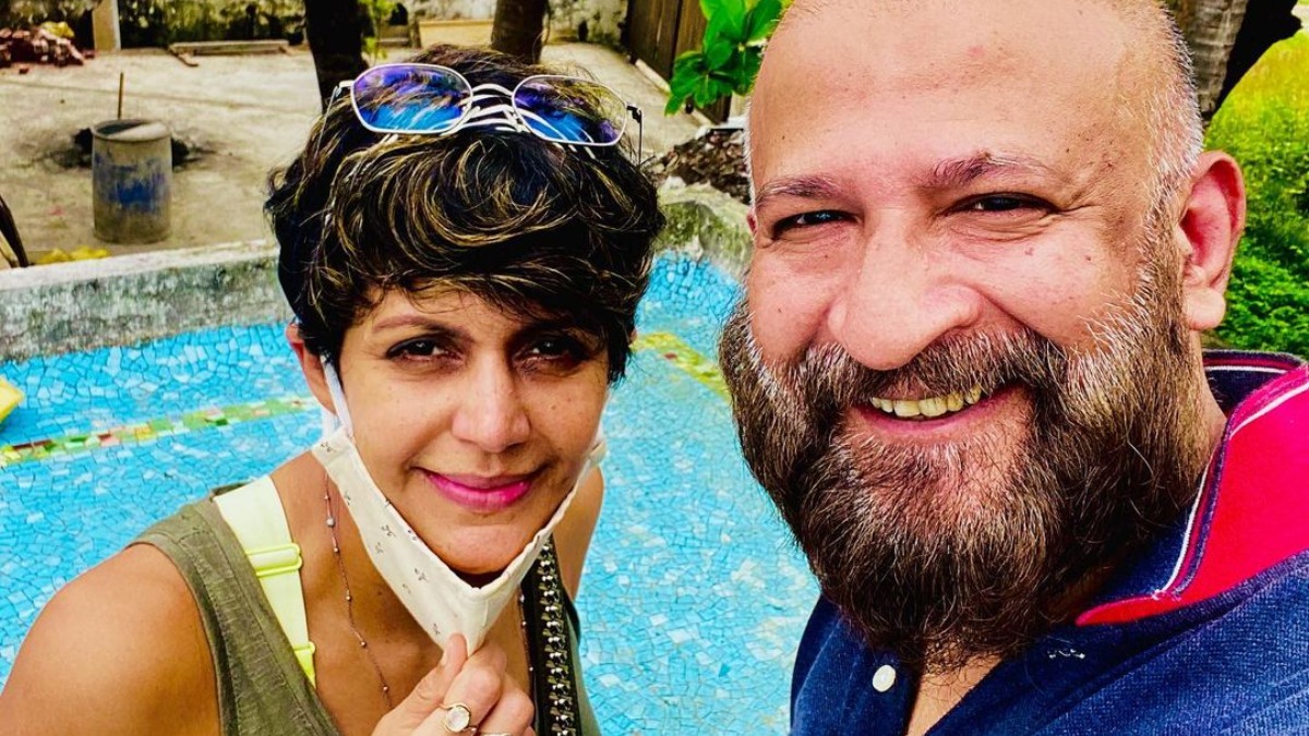 Mandira Bedi smashes gender norms; conducts last lites of her husband - Heartbreaking VIDEO