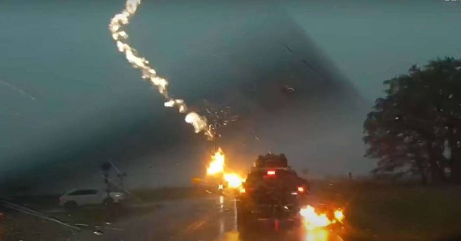 Video: Lightning strikes car on highway in Kansas