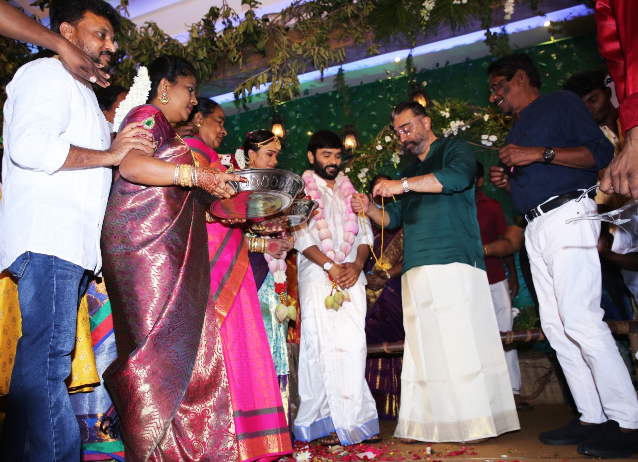 Bigg Boss fame Snehan gets hitched to actress Kannika in Kamal Haasan’s presence; viral pics, video
