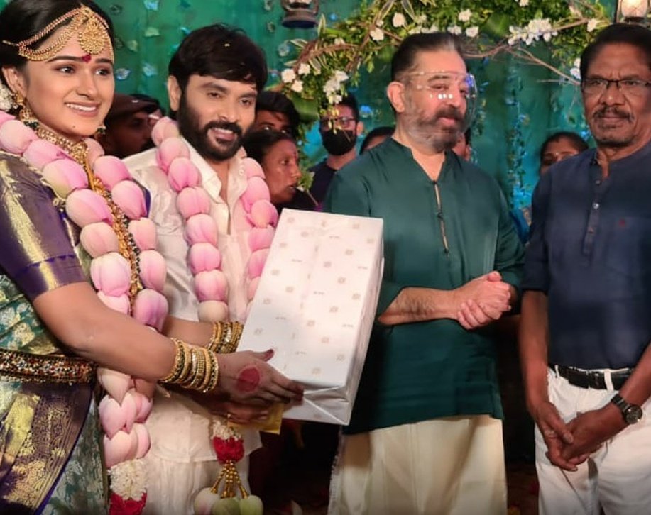 Bigg Boss fame Snehan gets hitched to actress Kannika in Kamal Haasan’s presence; viral pics, video