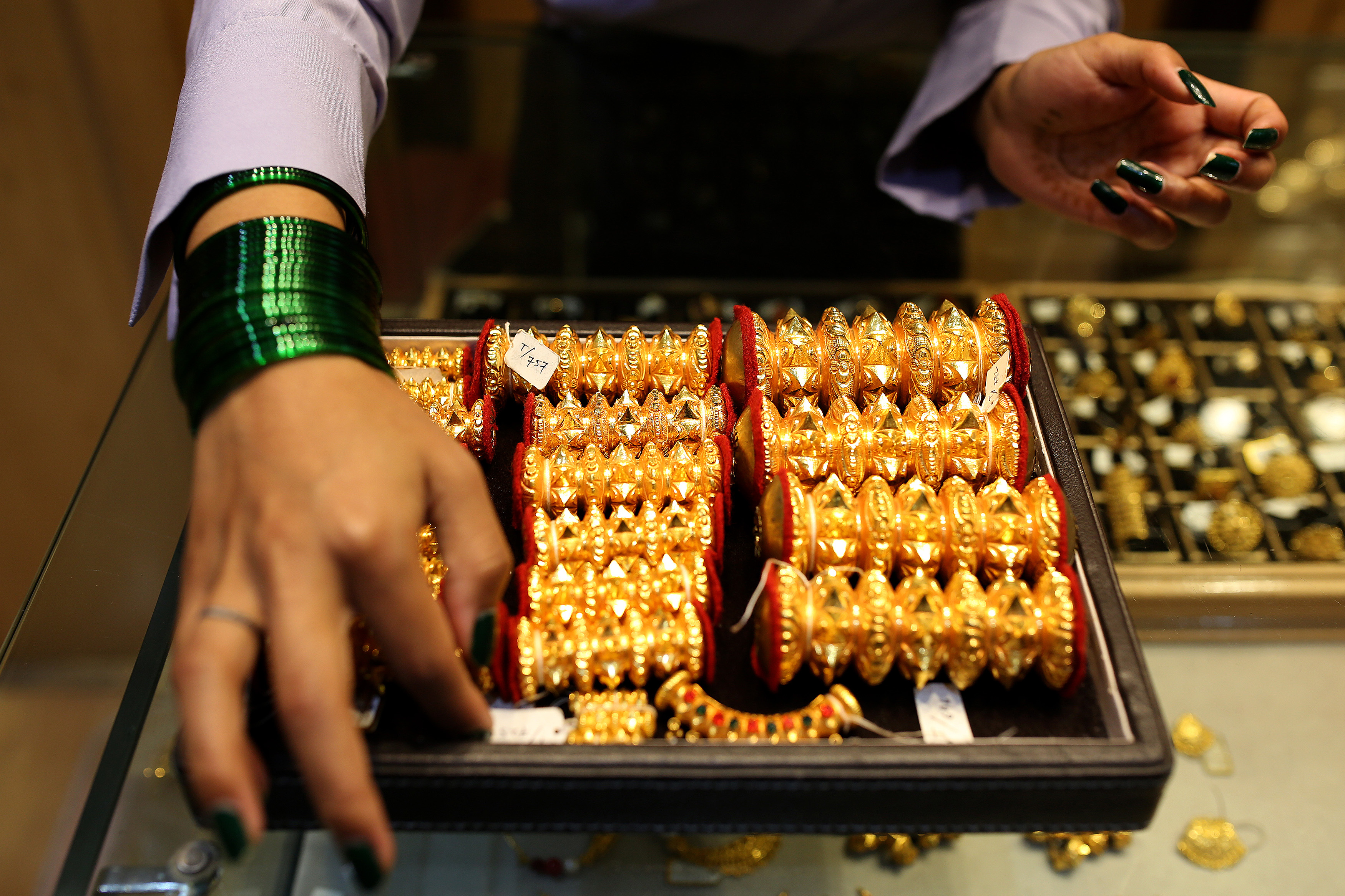 Chennai, price of jewelery gold gone up by Rs 168 per razor
