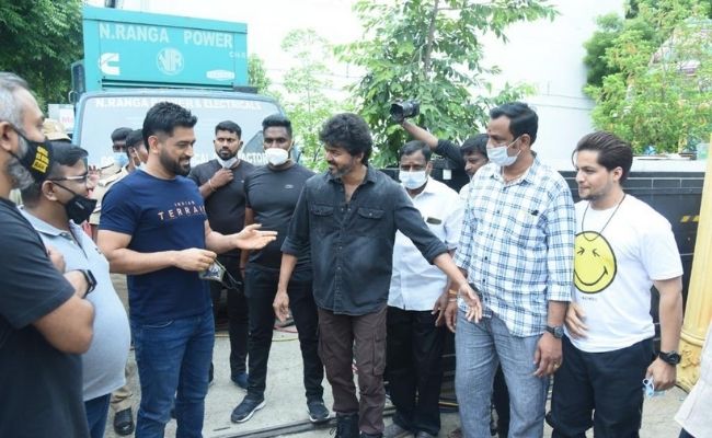Thalapathy Vijay's heartwarming gesture for Thala Dhoni after the iconic meet is the talk-of-the-town