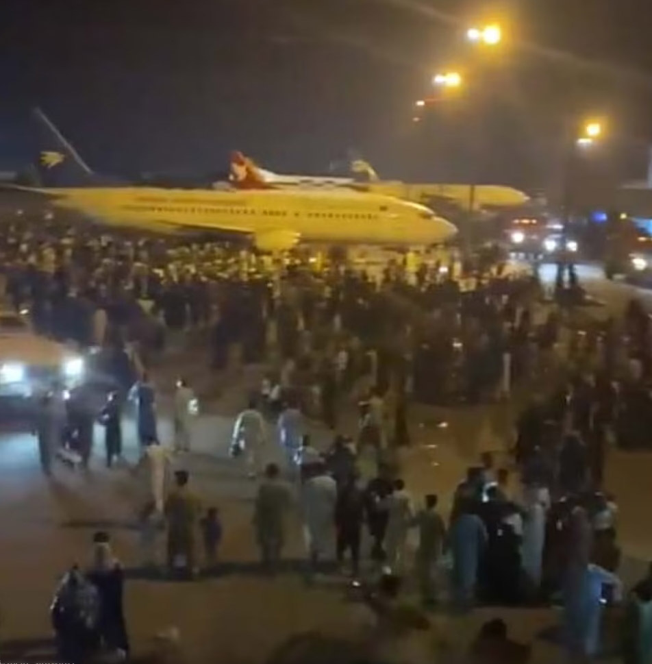Stampede at Kabul Airport as thousands storm runways 