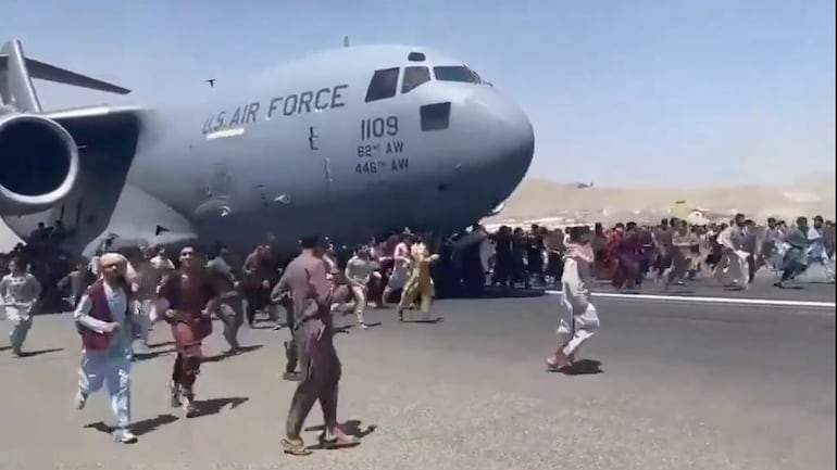 Afghans run along, cling to US Air Force jet ready to fly