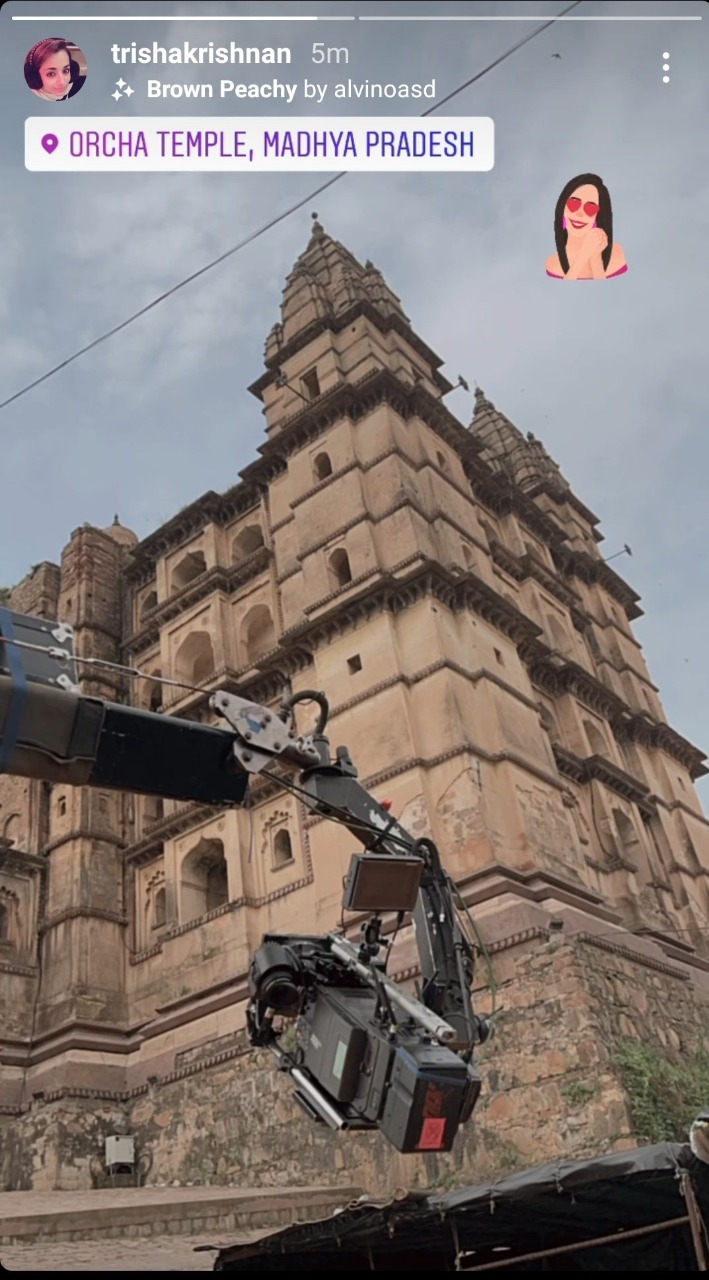 Trisha shares a magnificent pic from Ponniyin Selvan Part 1 sets ft Mani Ratnam, Vikram, Karthi