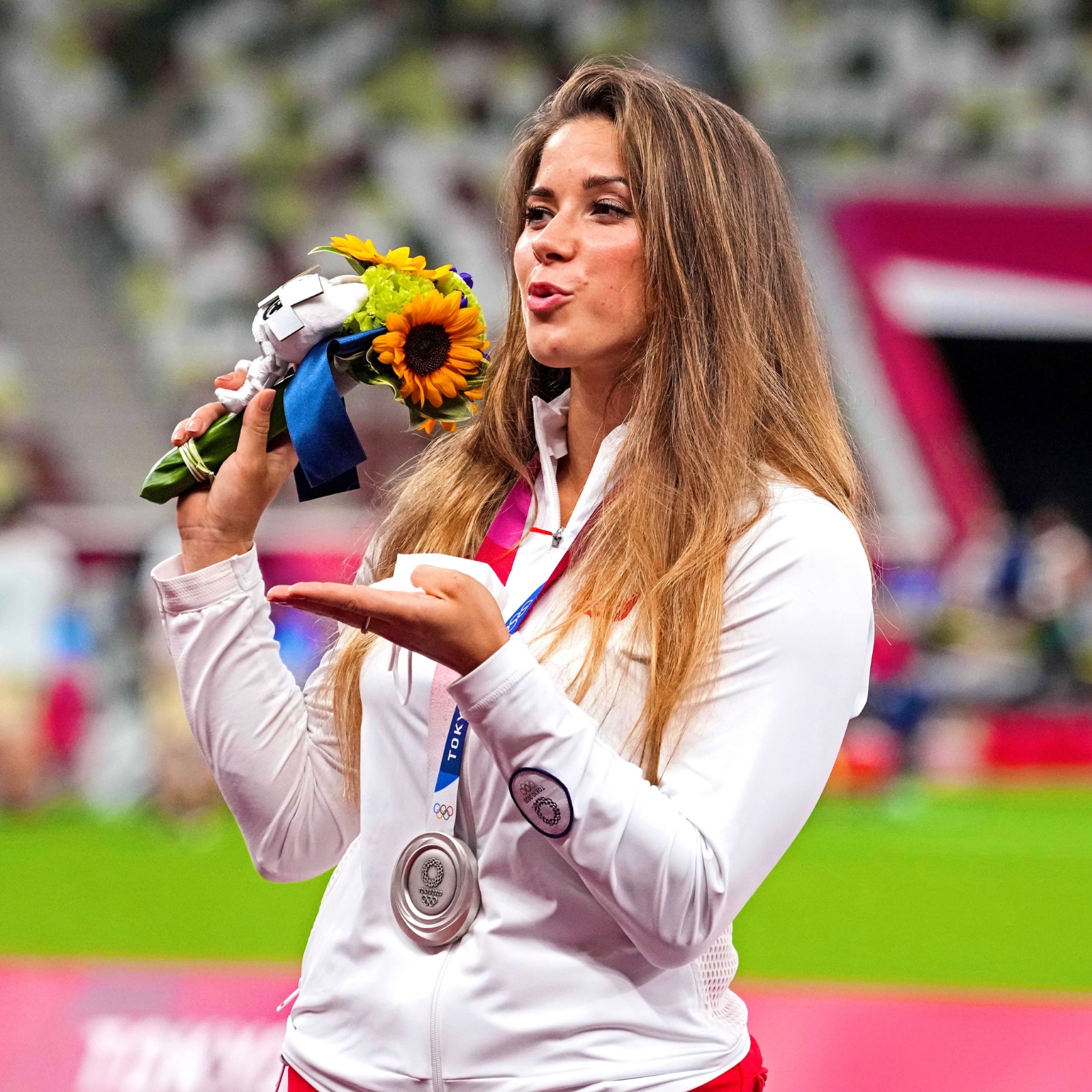 Olympian auctions off her silver medal to raise funds