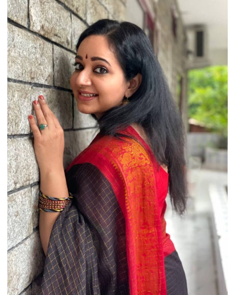 Popular Sun TV and Vijay TV serial actress gets engaged to her co-star; Pic goes viral ft Chandra Lakshman