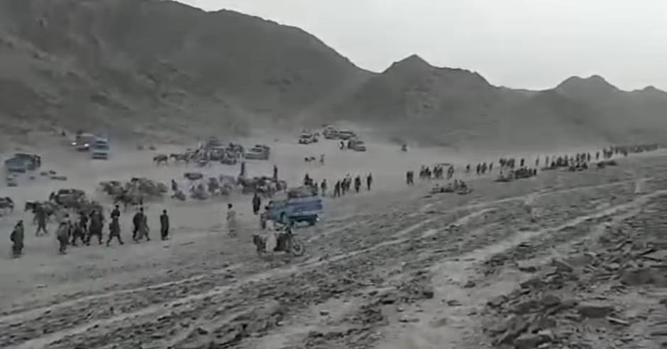 Thousands of Afghanistan walking miles desert Pakistan