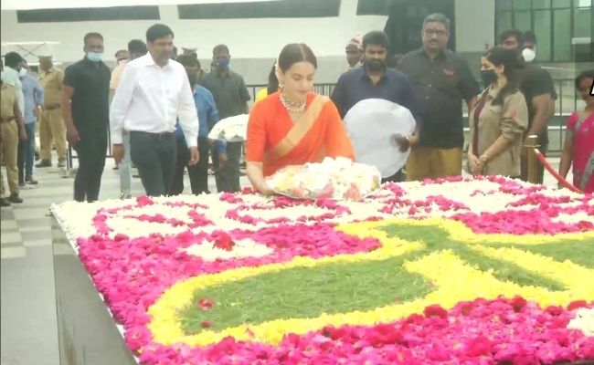 Wow! - 'Thalaivi' actress Kangana Ranaut visits Jayalalitha memorial in Chennai