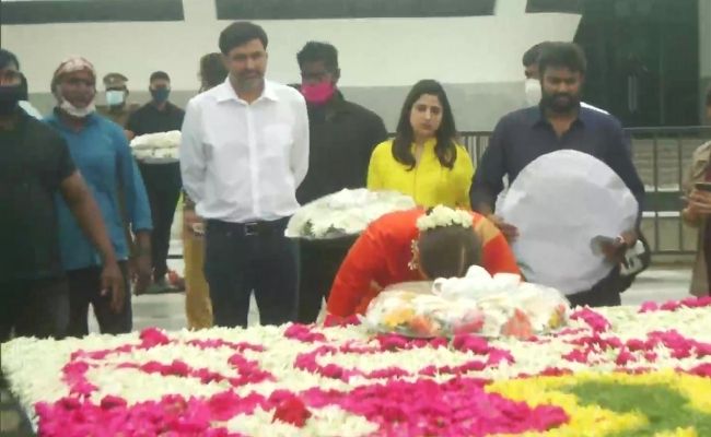 Wow! - 'Thalaivi' actress Kangana Ranaut visits Jayalalitha memorial in Chennai