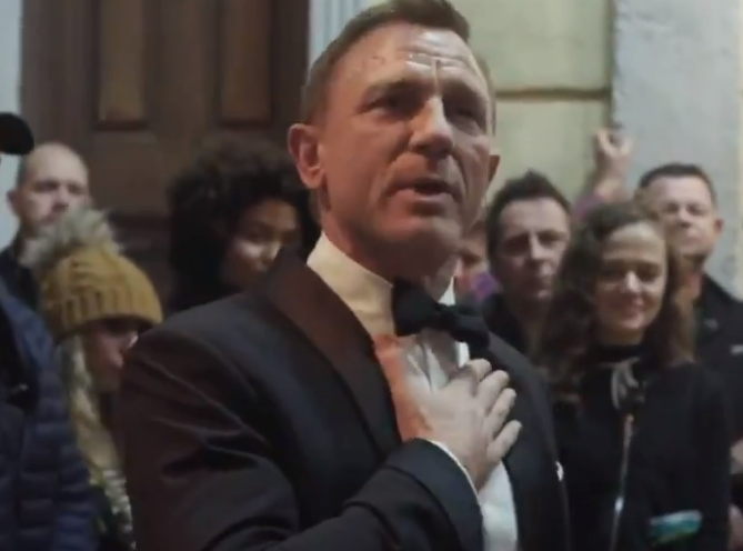 'James Bond' Daniel Craig breaks down! Fans get emotional after VIDEO goes VIRAL - What happened