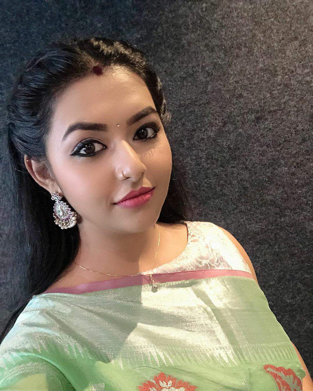 Popular Vijay TV actress announces her pregnancy; shares a cute baby bump pic ft Vanitha Hariharan