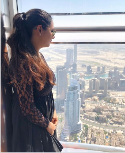 Popular Vijay TV actress announces her pregnancy; shares a cute baby bump pic ft Vanitha Hariharan