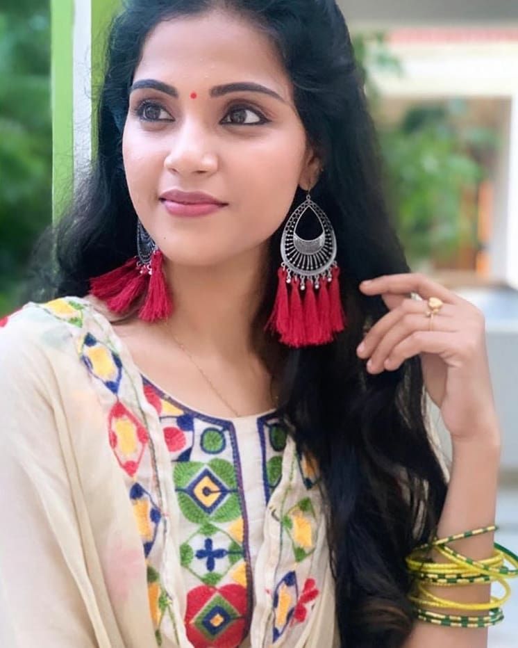 Popular Vijay TV serial actress all set to marry the love of her life - shares pic ft Vaishali Thaniga