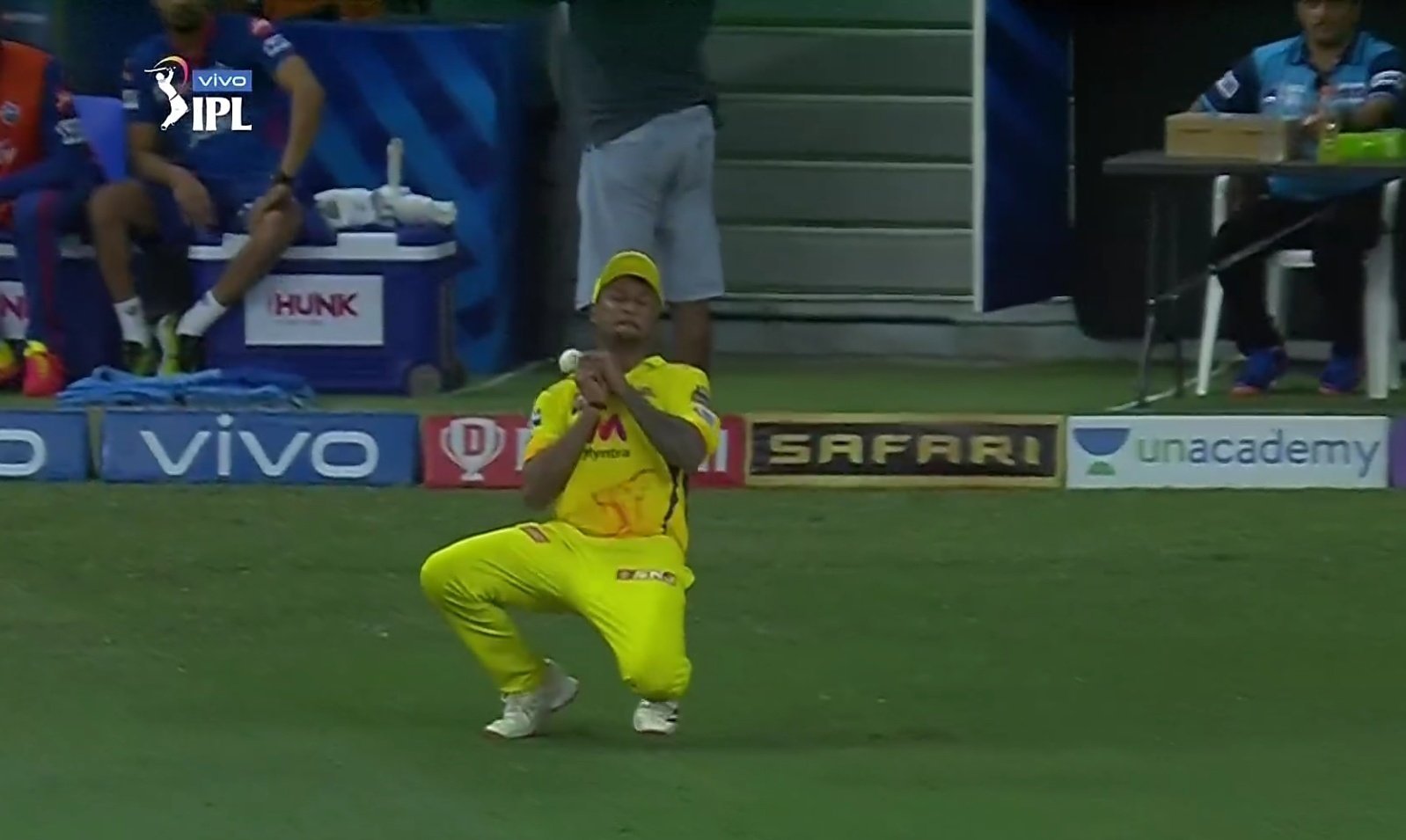 CSK Gowtham misses Hetmyer catch at crucial time against DC