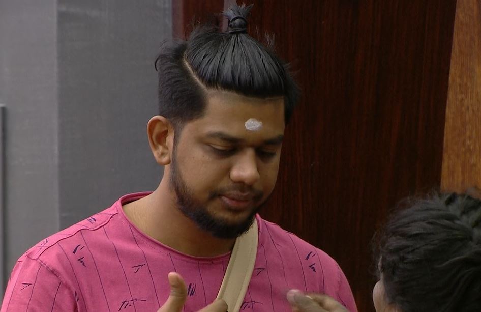 abishek blesses and hugs pavani and advice suruthi 