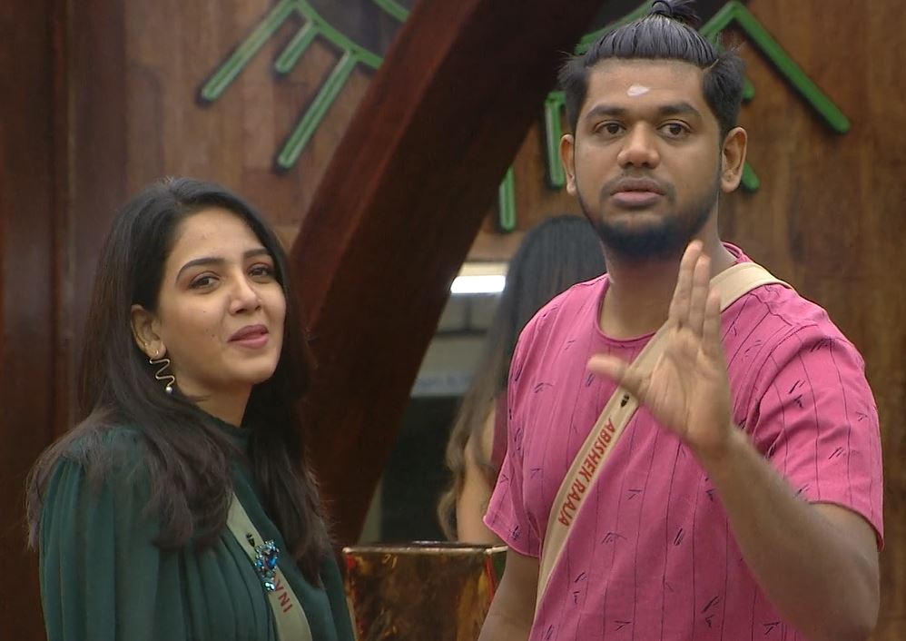 abishek blesses and hugs pavani and advice suruthi 