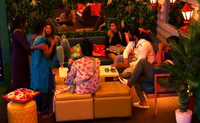 "Enaku kovam thaan vandhuchu..." Pavni Reddy narrates about her husband's death - BB housemates get emotional