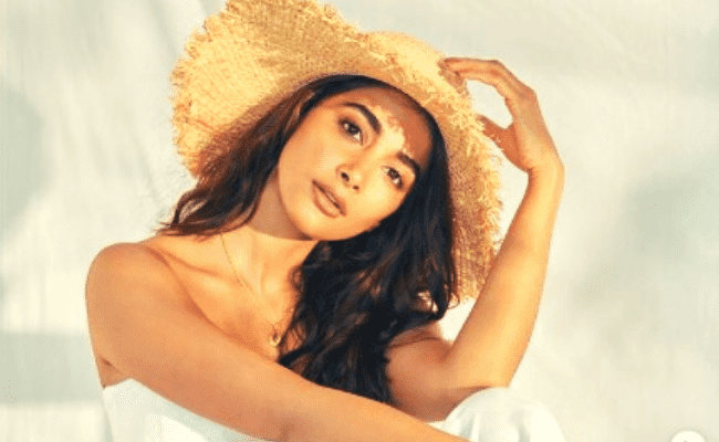 BEAST heroine Pooja Hegde's reply to a fan about Thalapathy Vijay is grabbing attention