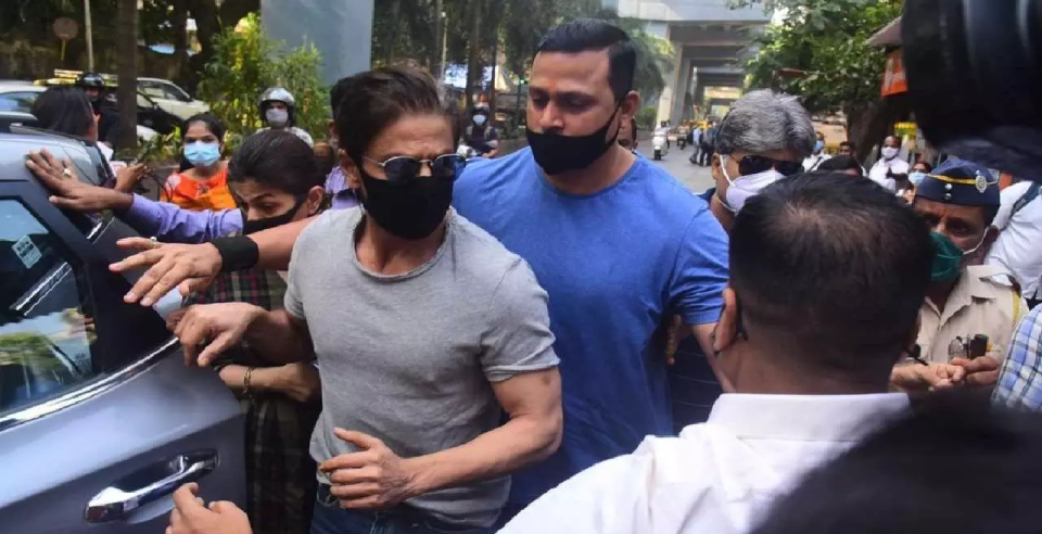 Shah Rukh Khan directly meets his son Aryan Khan in jail.