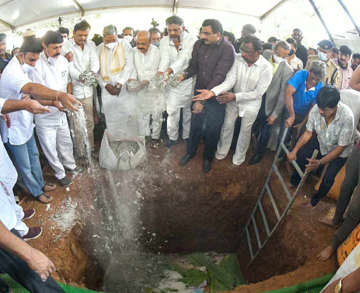 Puneeth Rajkumar laid to rest with full state honours; Fans bid a tearful goodbye!! Heartbreaking pics