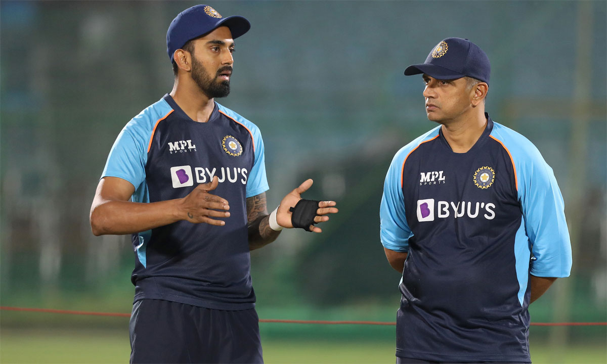 Ex- teammate of Dravid asks fans to give a settling time period