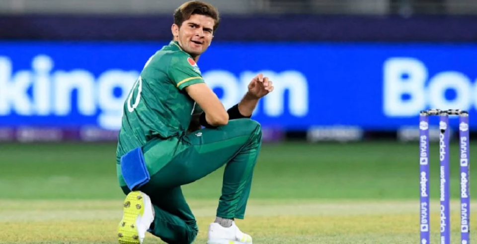 Shaheen Shah Afridi deliberately throws the ball at the feet
