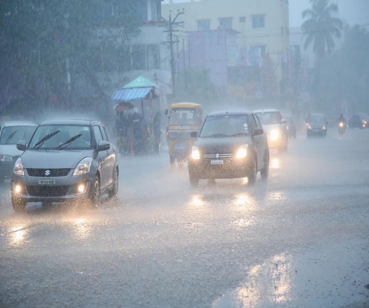 Chance of heavy rain in 2 districts: Weather center