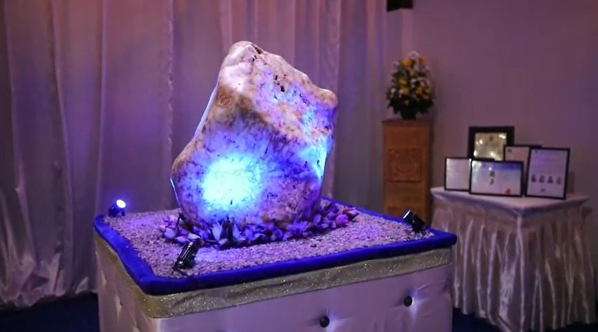 blue sapphire gemstone weights over 300 kg in Sri Lanka
