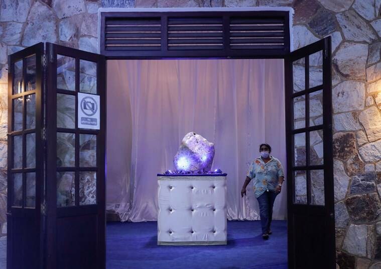 blue sapphire gemstone weights over 300 kg in Sri Lanka