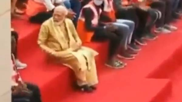 PM Narendra Modi refused to sit in chair at varanasi event