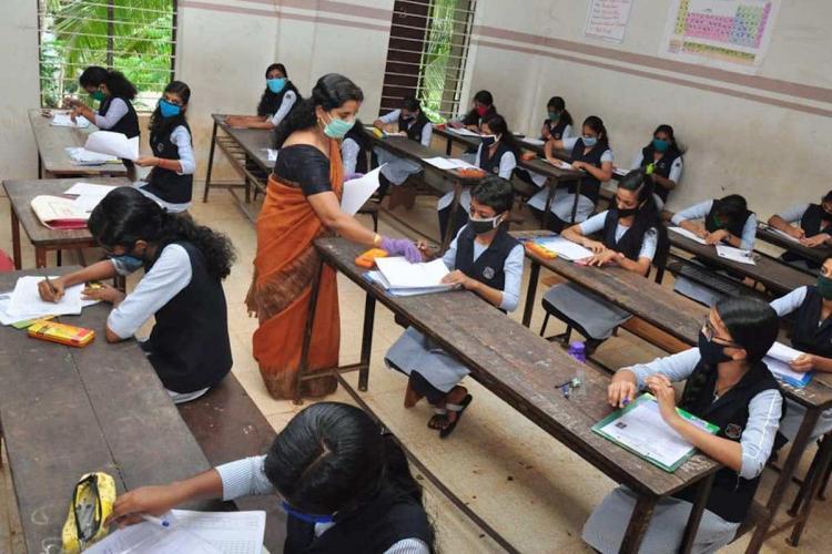 kareenakapoor son name question in school exam create controversy