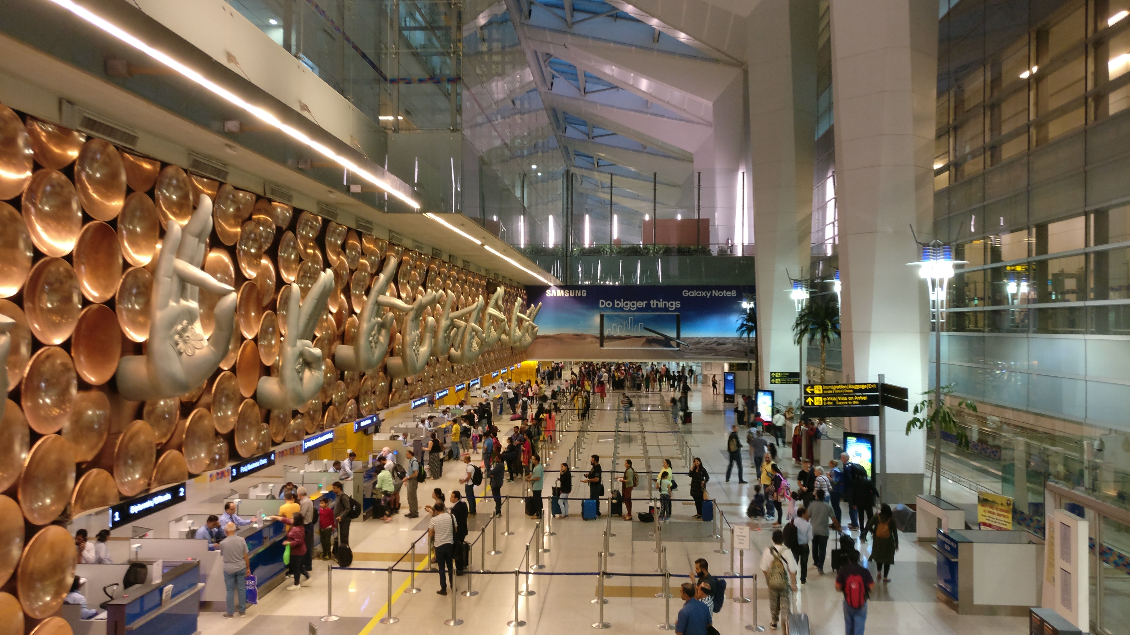 man robbed passengers at delhi airport disguised as a student
